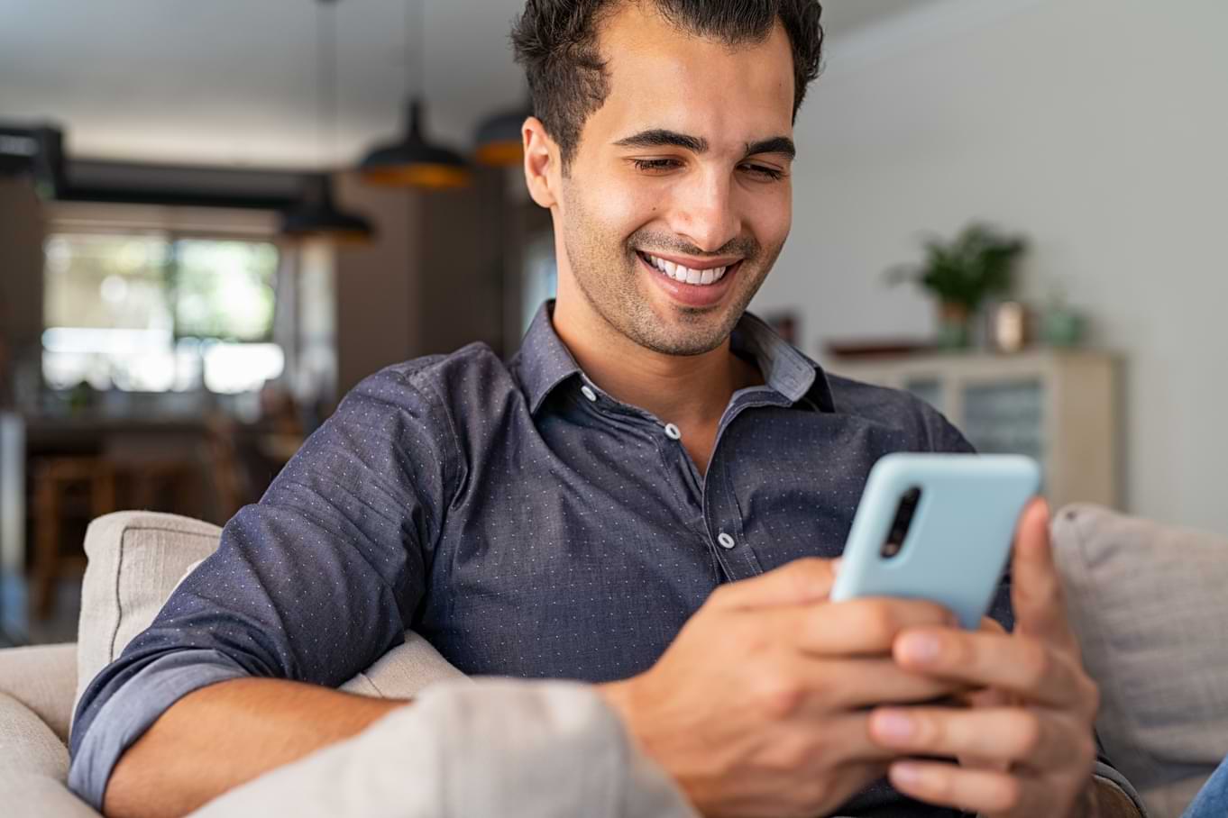 Man med mobil som söker lån online