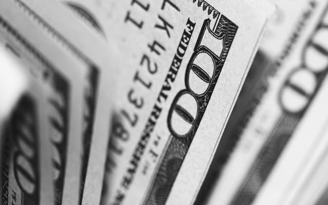 Hur man hittar ett lån som passar dina behov 1 Amerikanska hundradollarsedlar.